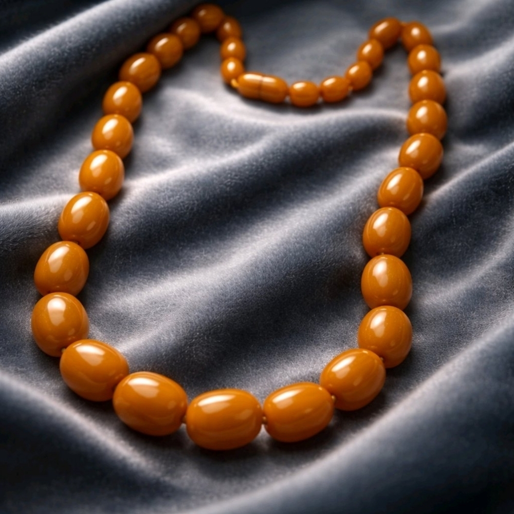 Vintage 1940 butterscotch Bakelite necklace
